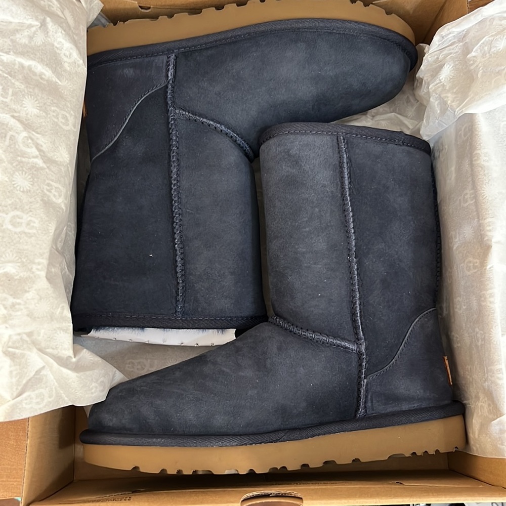NEW IN ORIGINAL BOX Ugg Navy Classic Short II Boot Women’s SIZE 5 or Youth 3
